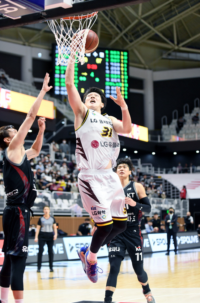 '김준일 4Q 10점 폭발' LG, KT 83-71 제압...시즌 1호 '연승' 달성