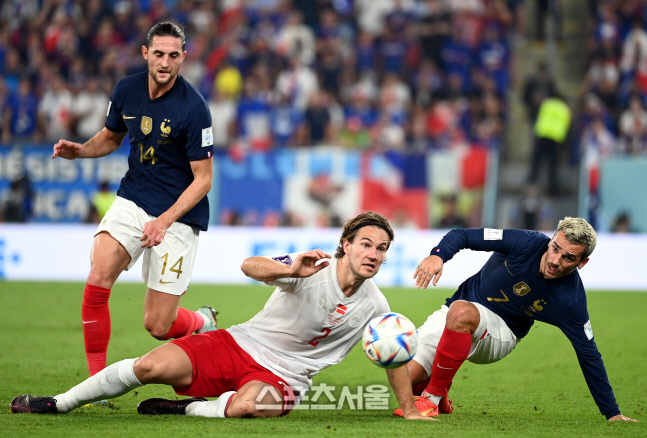 [포토] 안데르센-그리즈만 '치열한 볼경합'