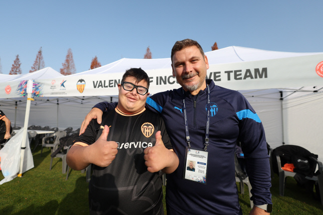 다운증후군 아들과 함께 한국 온 발렌시아CF 감독…"통합축구는 인생에 동기부여"[SS인터뷰]