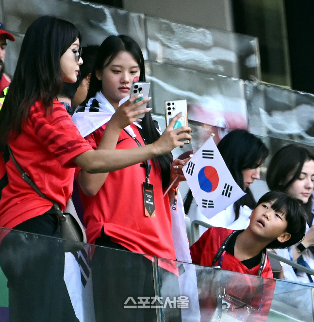 [포토] 경기 지켜보는 이동국 딸 재시-시안