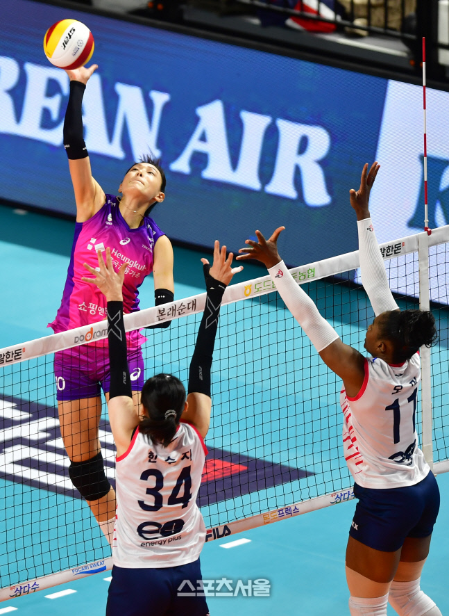 연타시도하는 김연경[포토]