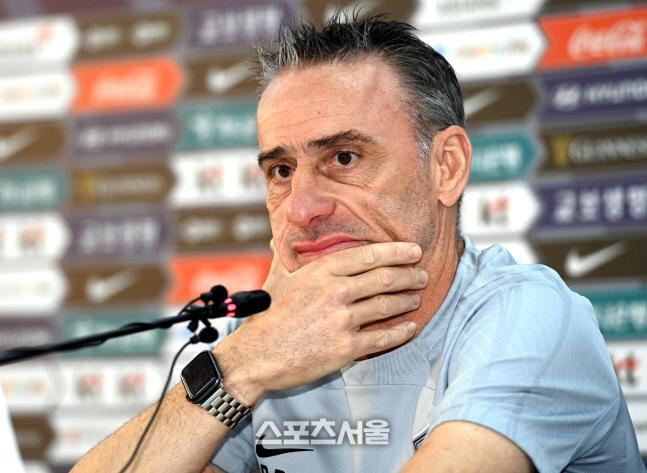 [포토] 기자회견하는 벤투 감독