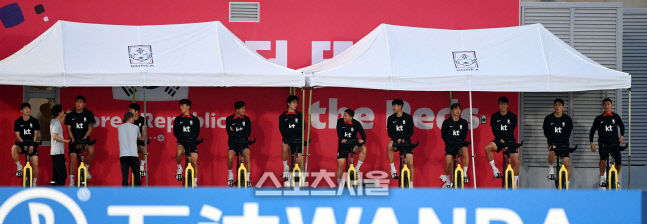 [포토] 싸이클로 회복훈련하는 선발 선수들