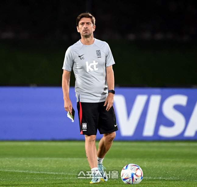 [포토] 훈련 지켜보는 세르지우 코스타 코치