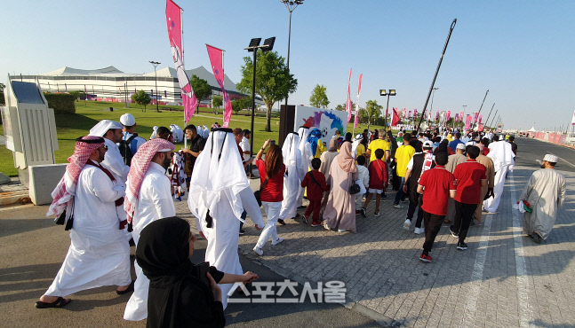[포토] 개막식장으로 향하는 카타르 축구팬들