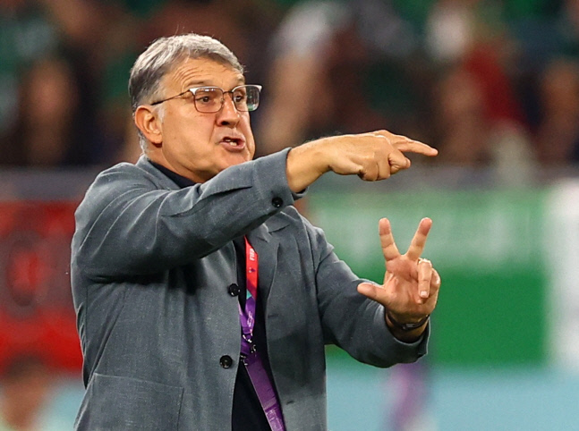 SOCCER-WORLDCUP-MEX-POL/REPORT