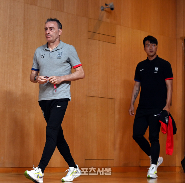 [포토] 굳은 표정으로 기자회견장 입장하는 벤투 감독