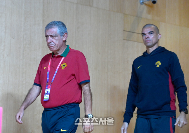 [포토] 기자회견장 들어오는 포르투갈 산토스 감독-페페