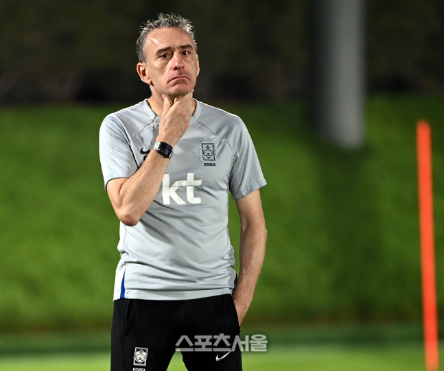 [포토] 생각에 빠진 벤투 감독