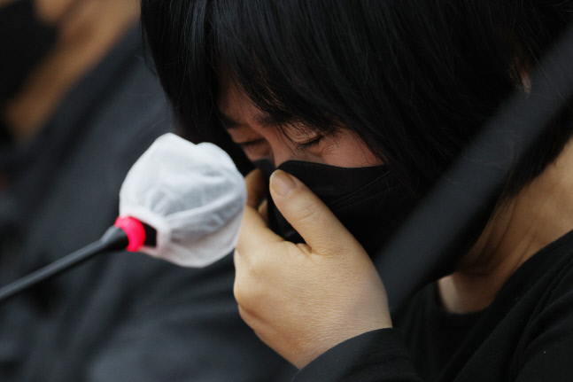 울먹이는 이태원 참사 유가족