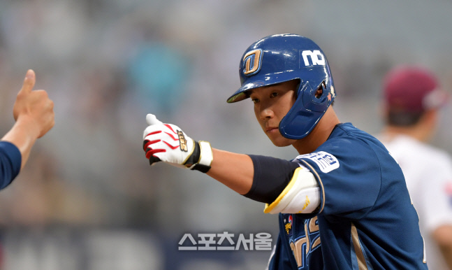5회초 이명기에 이어 안타출루하는 박준영[포토]