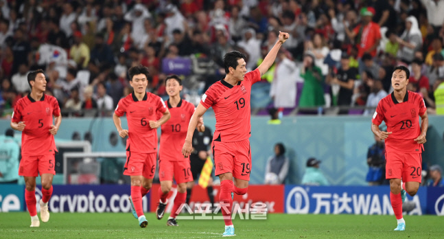 [포토] 동점 만들고 환호하는 김영권