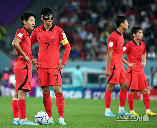 [포토] 세트피스 작전 짜는 이강인-손흥민