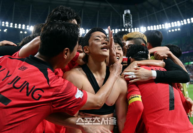 [포토] 역전골 넣은 황희찬