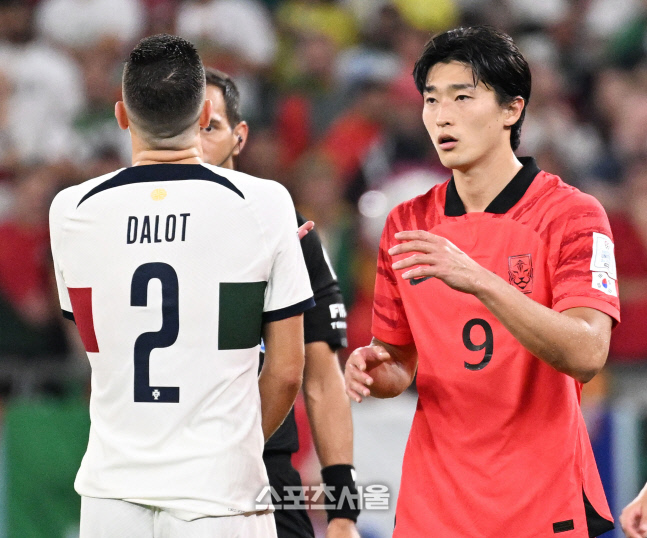 [포토]달롯과 신경전 펼치는 조규성