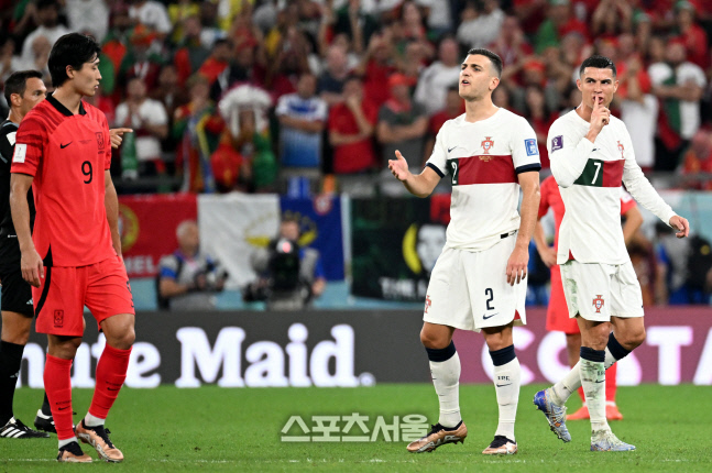 [포토] 호날두와 신경전 펼치는 조규성