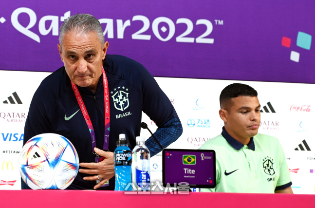 [포토] 기자회견장에 입장하는 브라질 치치 감독