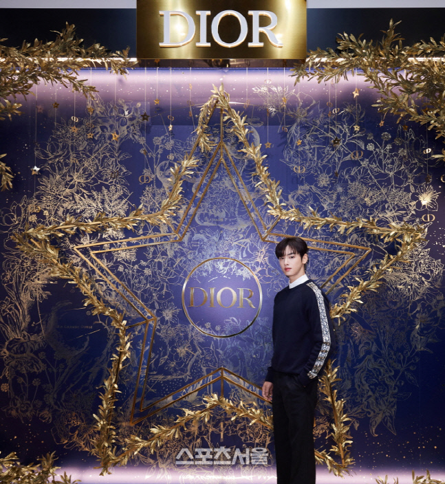 디올 앰버서더 차은우, 팝업 스토어에서 럭셔리 매력 발산
