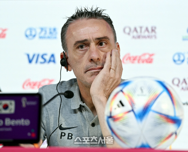 [포토] 질문 듣는 벤투 감독