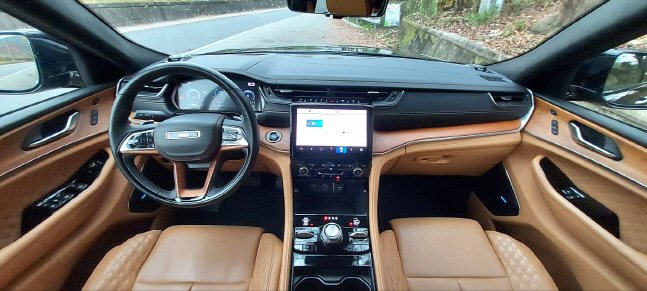 2021년식 그랜드 체로키L(위)과 2022년식 그랜드 체로키L. 스포