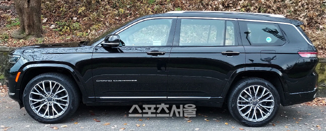 2021년식 그랜드 체로키L(위)과 2022년식 그랜드 체로키L. 스포