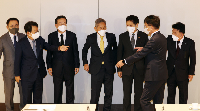 기념촬영 준비하는 김주현 금융위원장과 금융지주 회장들