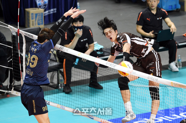 [포토]네트 때리는 조재성의 공격