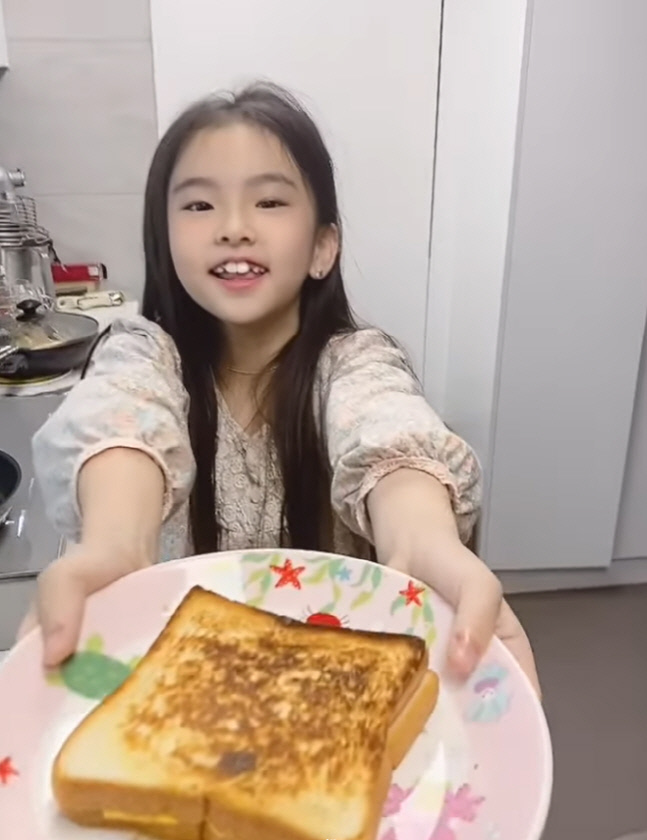 배우 엄마 토스트 만들어주는 8세 딸... 레이먼킴, 효녀를 낳았네