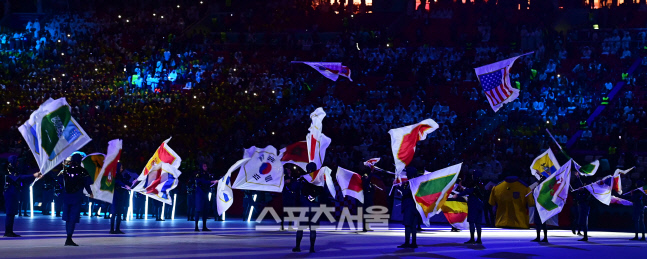 [포토] 개막식장 화려하게 물들인 참가국 국기