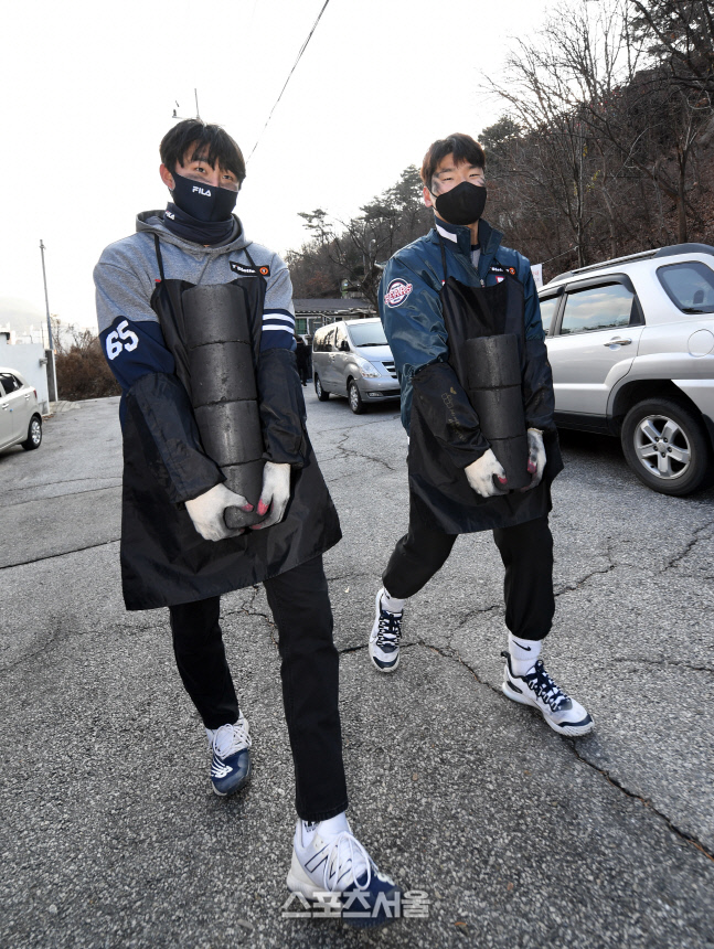 [포토]함께 연탄 나르는 두산 정철원과 곽빈