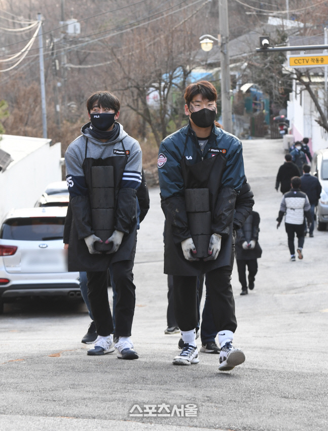 [포토]사랑의 연탄 배달하는 정철원과 곽빈