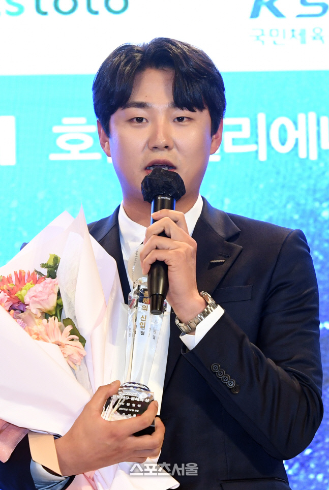 [포토]두산 정철원, 내년에도 시상식에 설 수 있도록...