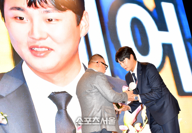 올해의 신인상 정철원, 스포츠서울 올해의 상[포토]