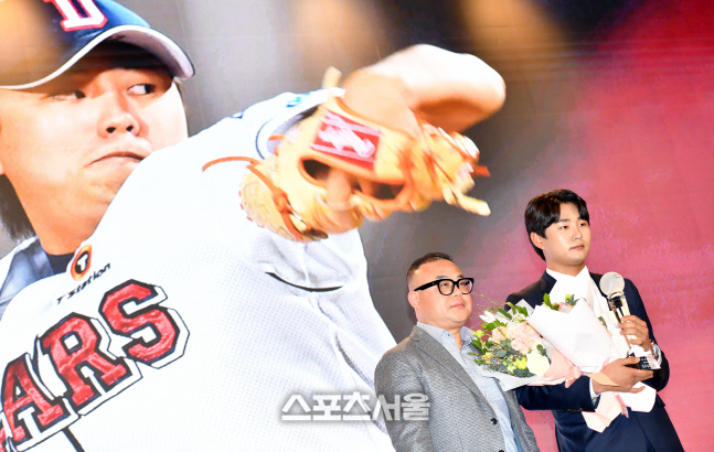 올해의 신인상 정철원, 스포츠서울 올해의 상[포토]