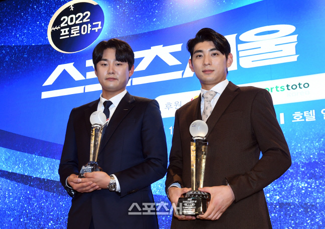 [포토]올해의 신인 정철원과 올해의 선수 이정후