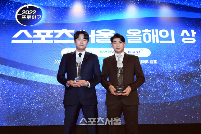 [포토]정철원-이정후, 올해의 신인과 올해의 선수로!