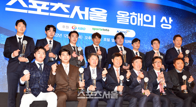 스포츠서울 올해의 선수상 이정후와 신인상 정철원[포토]