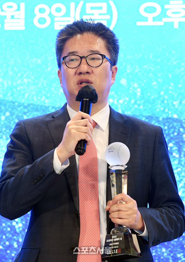 [포토]SSG 랜더스 류선규 단장, 팬들 덕분에...