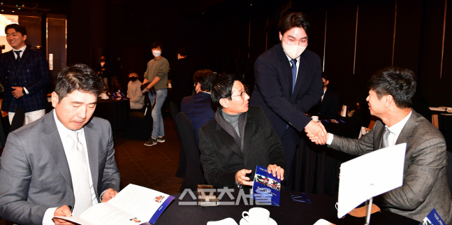 박병호 손 꼭 잡은 김종국 KIA 감독[포토]