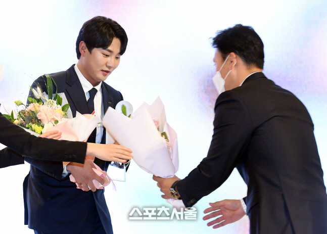 [포토]정철원의 신인상 축하하는 이승엽 감독