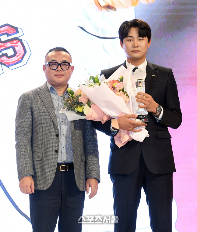 [포토]두산 정철원, 스포츠서울 올해의 상 시상식에서도!