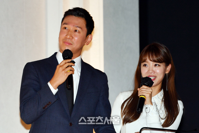 \'올해의 상\' 사회보는 이동근, 오효주 KBS N 아나운서[포토]