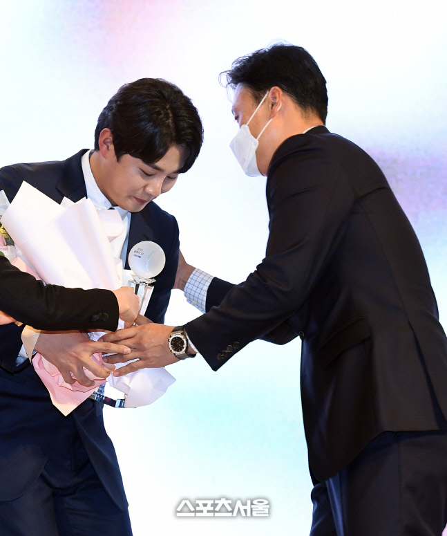 [포토]이승엽 감독의 축하를 받는 정철원