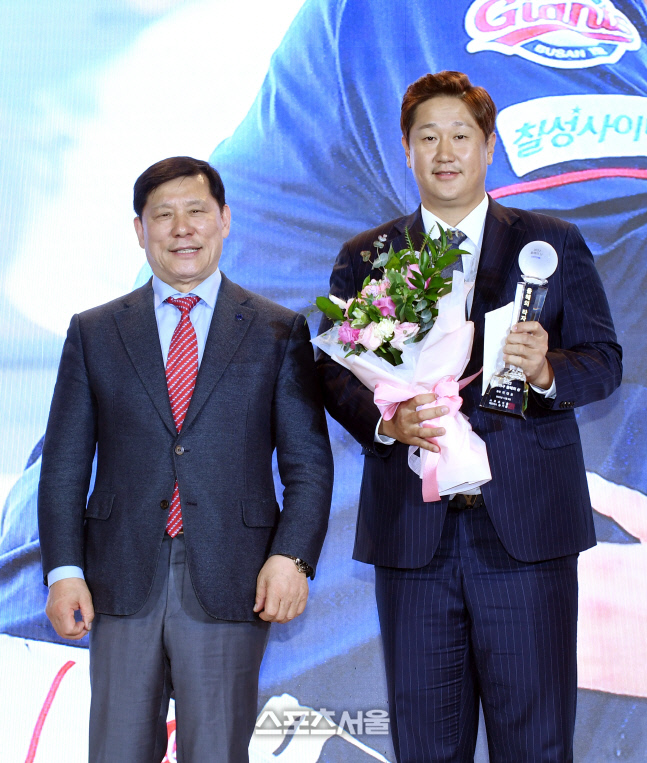 [포토]은퇴 시즌 보낸 이대호, 스포츠서울 올해의 상 올해의 타자!