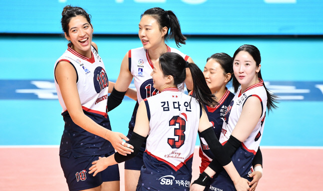 위기 넘긴 현대건설, GS 잡고 개막 12연승 질주[현장리뷰]