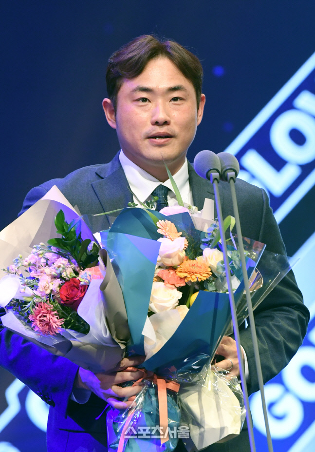 [포토]키움 이지영, 골든글러브 페어플레이상 수상