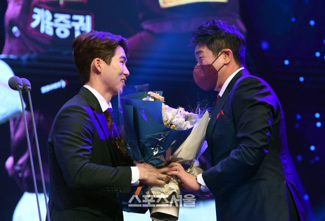 [포토]홍원기 감독의 축하를 받는 김혜성