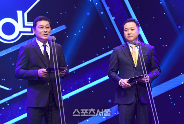 [포토]시상자로 무대에 오른 이종범 코치와 박진만 감독