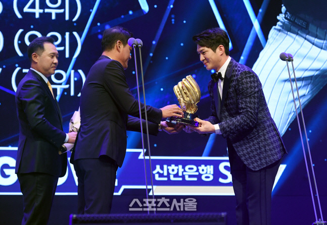 [포토]오지환에게 골든글러브 전달하는 이종범 코치와 박진만 감독