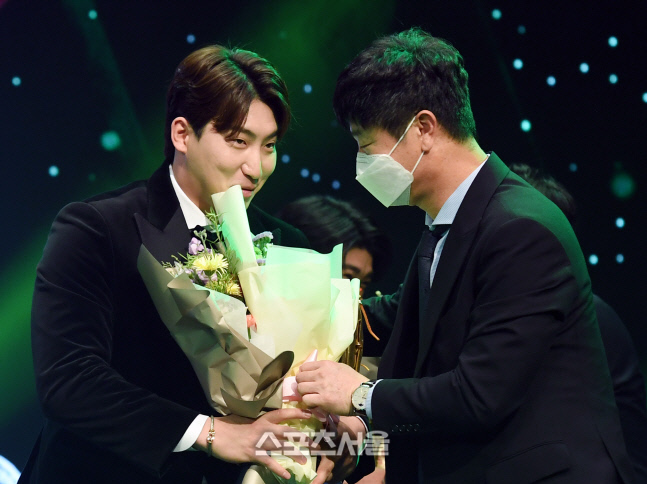 [포토]나성범 축하하는 김종국 감독